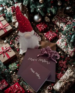 Our gorgeous jewellery is delivered to you gift boxed and ready to go under the tree. Wrap it, add a bow or leave au naturel, it’s entirely up to you.
Our gift boxes are made with @fsc_international certified paper, meaning they come from a sustainable source, and they are fully recyclable.
And every order we send comes with a 10% off loyalty code that you can use for life and share with friends and family, if you don’t mind giving away the source of your beautiful gifts!
#jewellerygifts #makingchristmaseasier #giftboxedjewellery