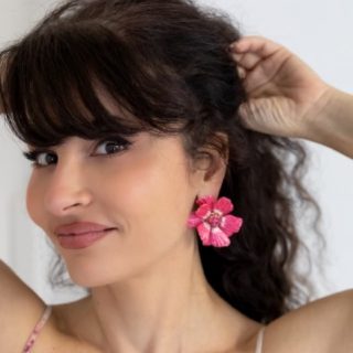 Have you spotted these gorgeous flower statement earrings on our website yet? Available in four beautiful colours, they are lightweight and easy to wear, and cost just £13.50 with free delivery.

#flowerearrings #statementearrings #statementflowerearrings #bigflowerearrings #bigearrings